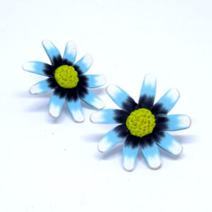 Brinco Flor Crisântemo Branco e Azul Claro